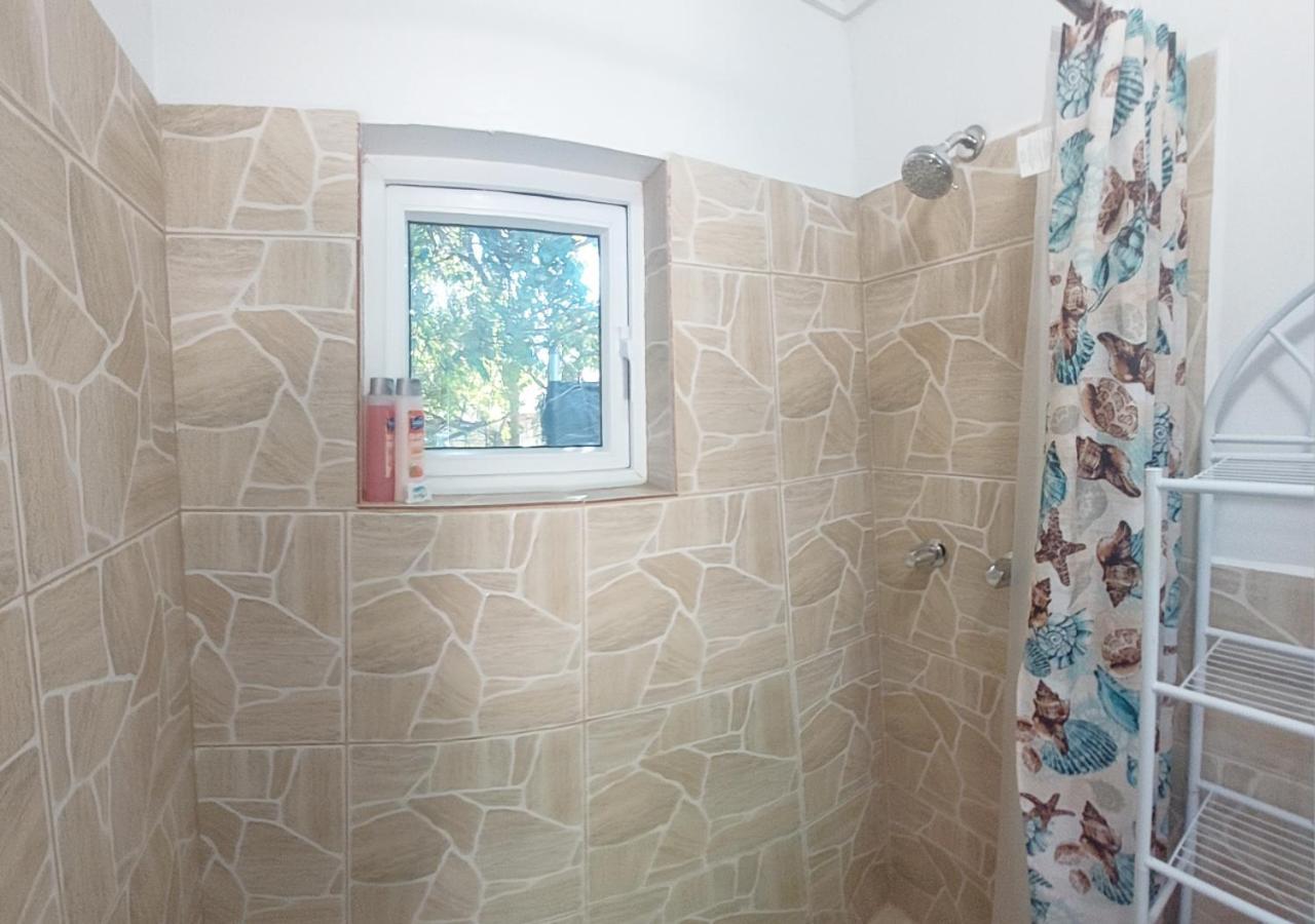 Apartamento Budget & Basic In Local Neighborhood, 7Min Drive To Downtown Nassau Beach Paradise Exterior foto